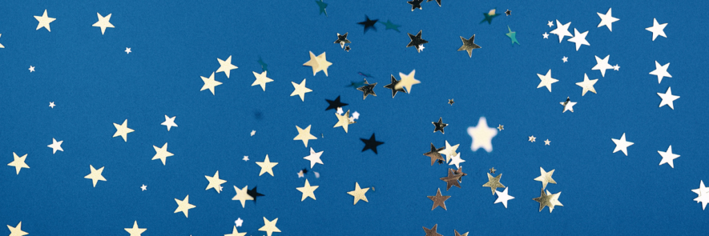 grafika do artykułu, przedstawia zdjęcie rozrzuconego konfetti w kształcie gwiazd