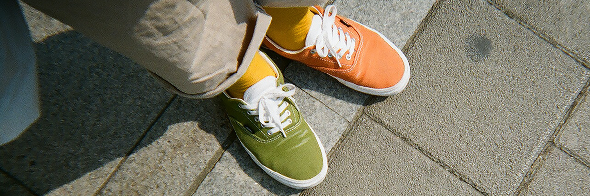 Zdjęcie przedstawia osobę mającą buty w różnych kolorach